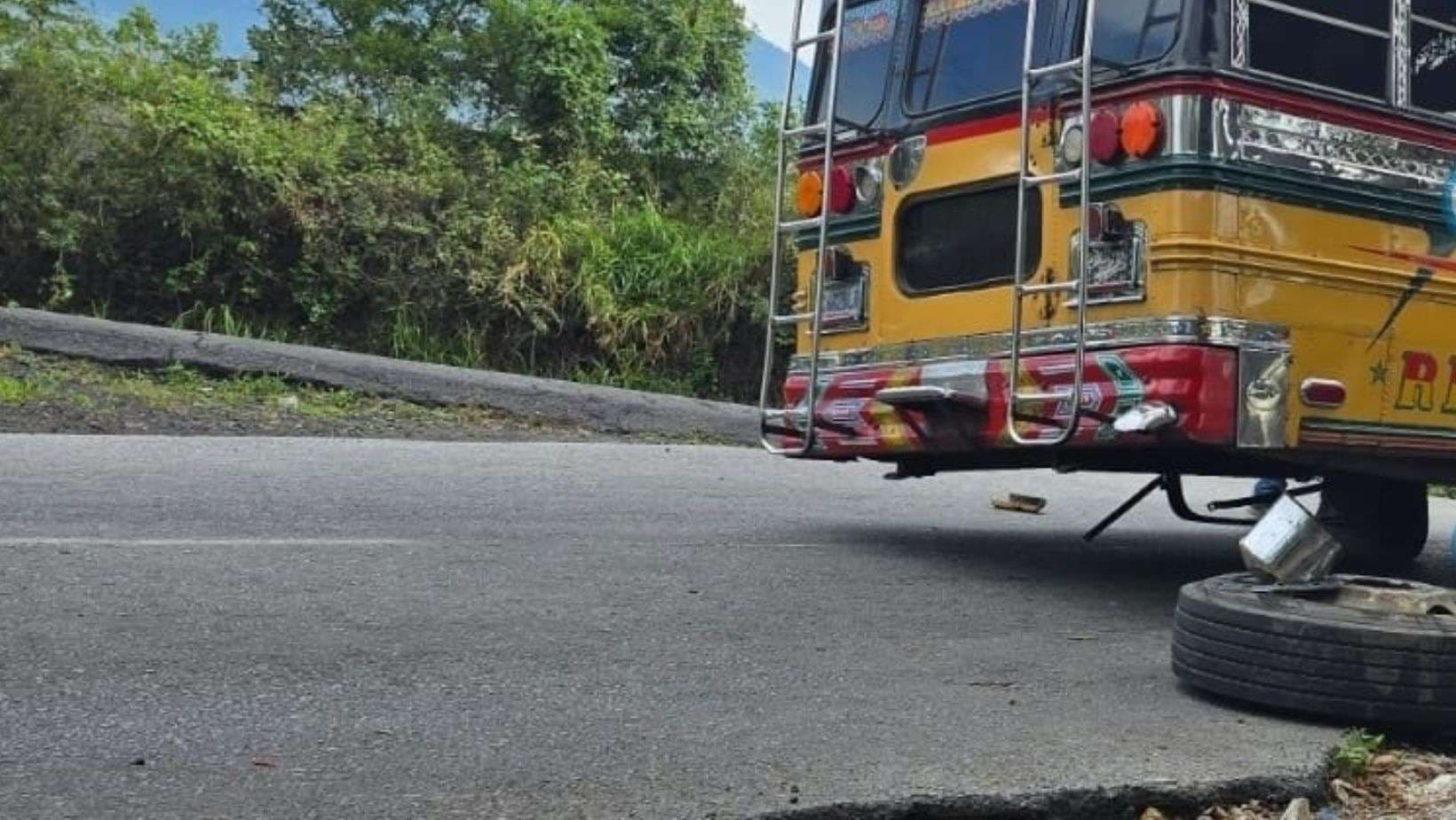 ¡Momento de terror en carretera! Bus pierde llanta y genera alarma entre pasajeros