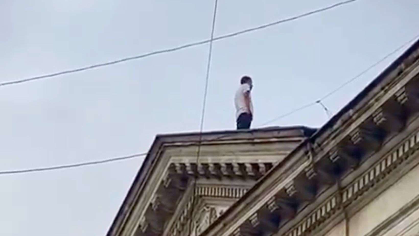 Hombre amenaza con lanzarse desde el edificio municipal en Quetzaltenango