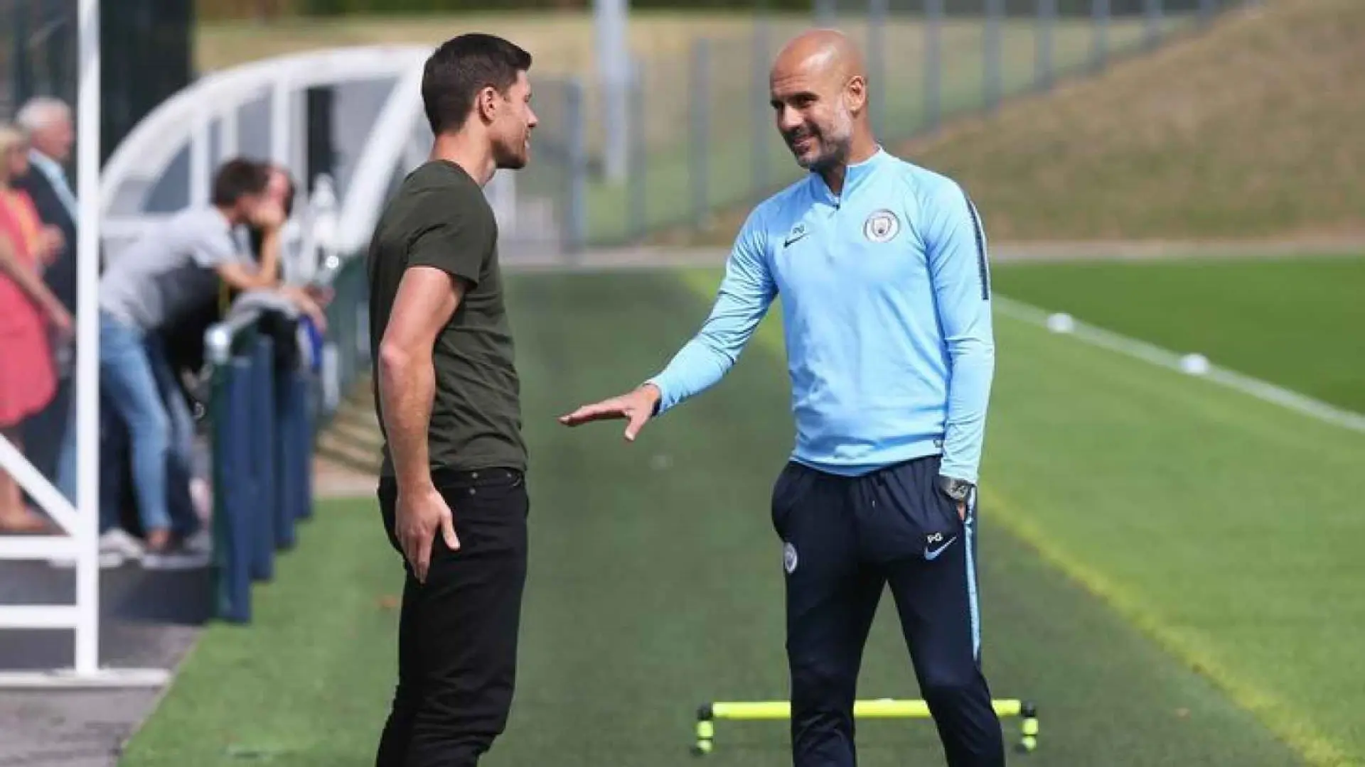 Por quinta temporada consecutiva asoma por el Santiago Bernabeú un duelo convertido en clásico a base de repetirse. El Manchester City que se reconstruye con el liderazgo siempre indiscutible de Pep Guardiola, que va recuperando una identidad definida, examina al Real Madrid de Xabi Alonso que la busca. Necesitado de un triunfo de grandeza para ganar tiempo y huir de una crisis que comienza a amenazar su puesto.