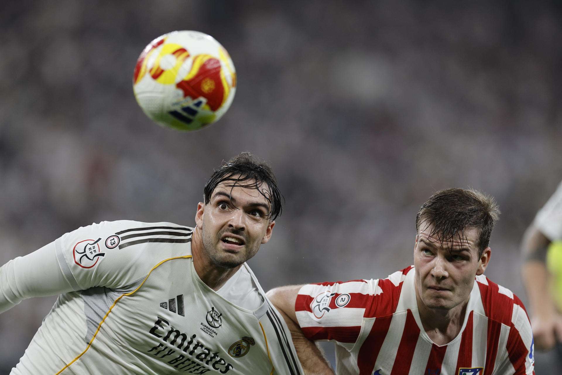 Imagen de archivo del defensa del Real Madrid Raúl Asencio, del que este viernes se descartó que sufriese alguna lesión tras el partido de semifinales de la Supercopa de España frente al Atlético de Madrid. EFE/Kai Forsterling/Archivo