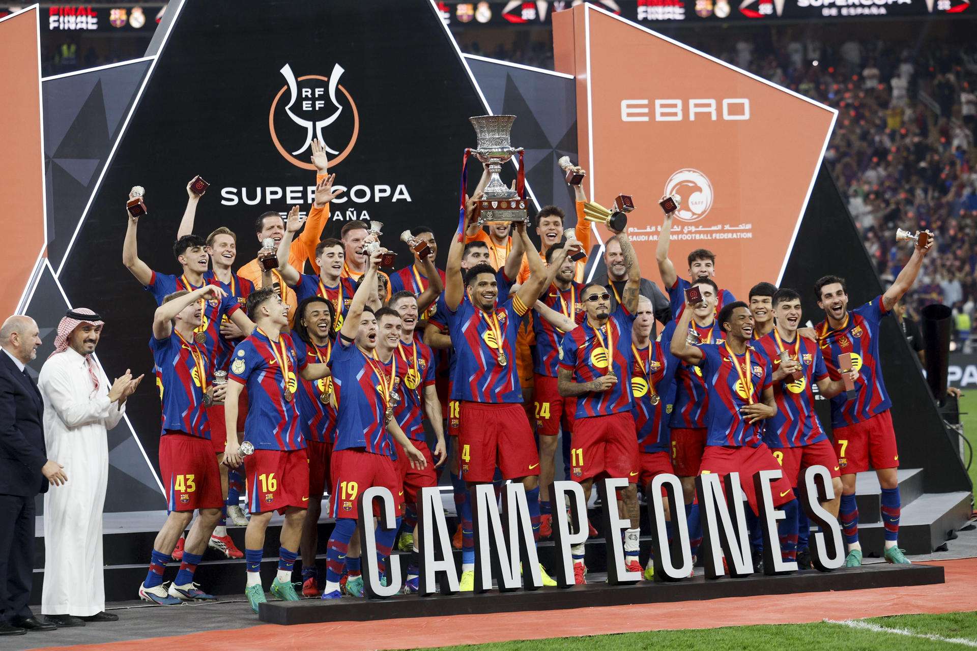 Los jugadores del FC Barcelona levantan el trofeo de campeón tras la final de la Supercopa de España entre el FC Barcelona y el Real Madrid, este domingo en el estadio Ciudad Deportiva del Rey Abdalá de Yeda (Arabia Saudí). EFE/ Kai Försterling