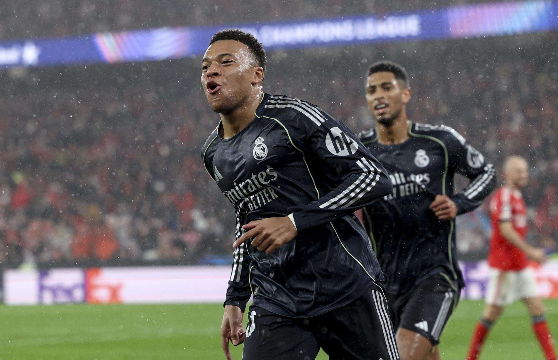El jugador del Real Madrid Kylian Mbappe (I) celebra su gol durante el partido de la UEFA Champions League que han jugado SL Benfica y Real Madrid, en Lisboa, Portugal. Lisboa) EFE/EPA/JOSE SENA GOULAO