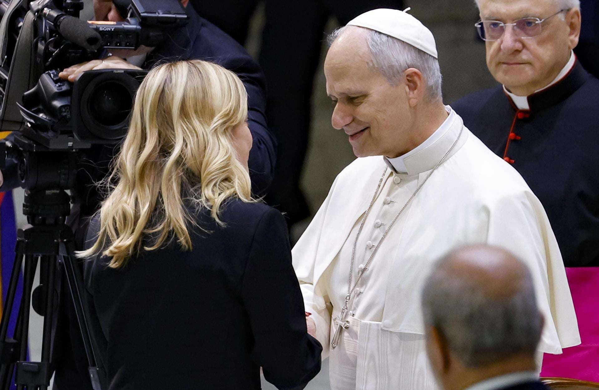 El papa León XIV saluda a la primera ministra italiana, Giorgia Meloni, durante una audiencia especial para colaboradores y voluntarios del Jubileo en el Aula Paolo VI del Vaticano, el 10 de enero de 2026. EFE/EPA/FABIO FRUSTACI