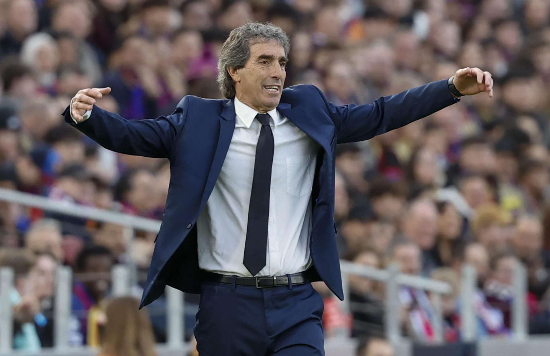 El entrenador del Real Oviedo, Guillermo Almada, durante el partido de LaLiga disputado entre el FC Barcelona y el Real Oviedo este domingo en el Camp Nou en Barcelona. EFE/Andreu Dalmau