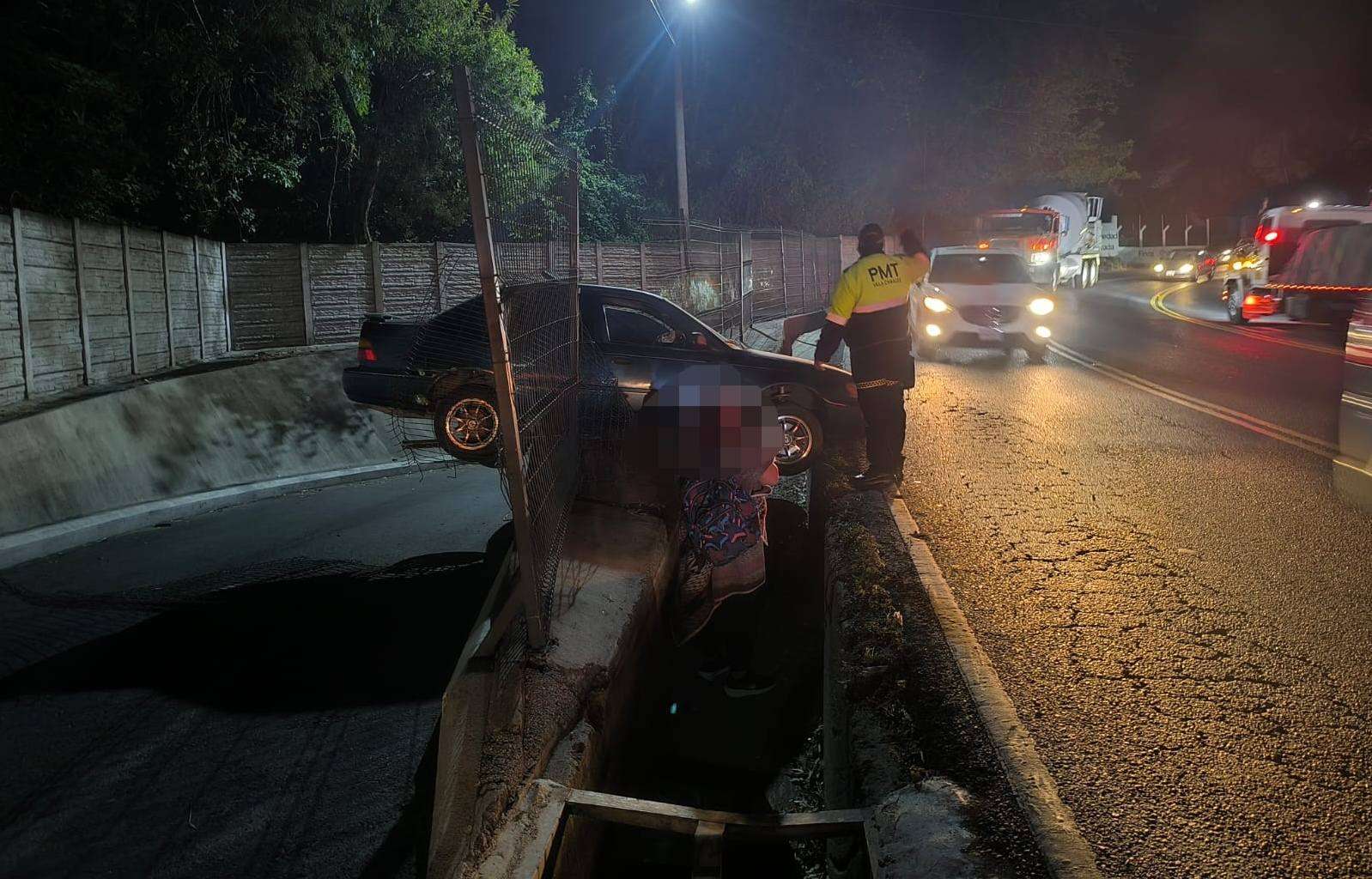 Accidente en Boca del Monte deja vehículo empotrado y tráfico lento