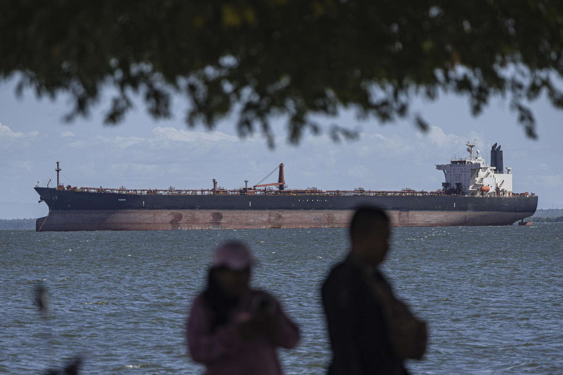 EE.UU. intercepta a petrolero que huyó cerca de Venezuela tras semanas de persecución