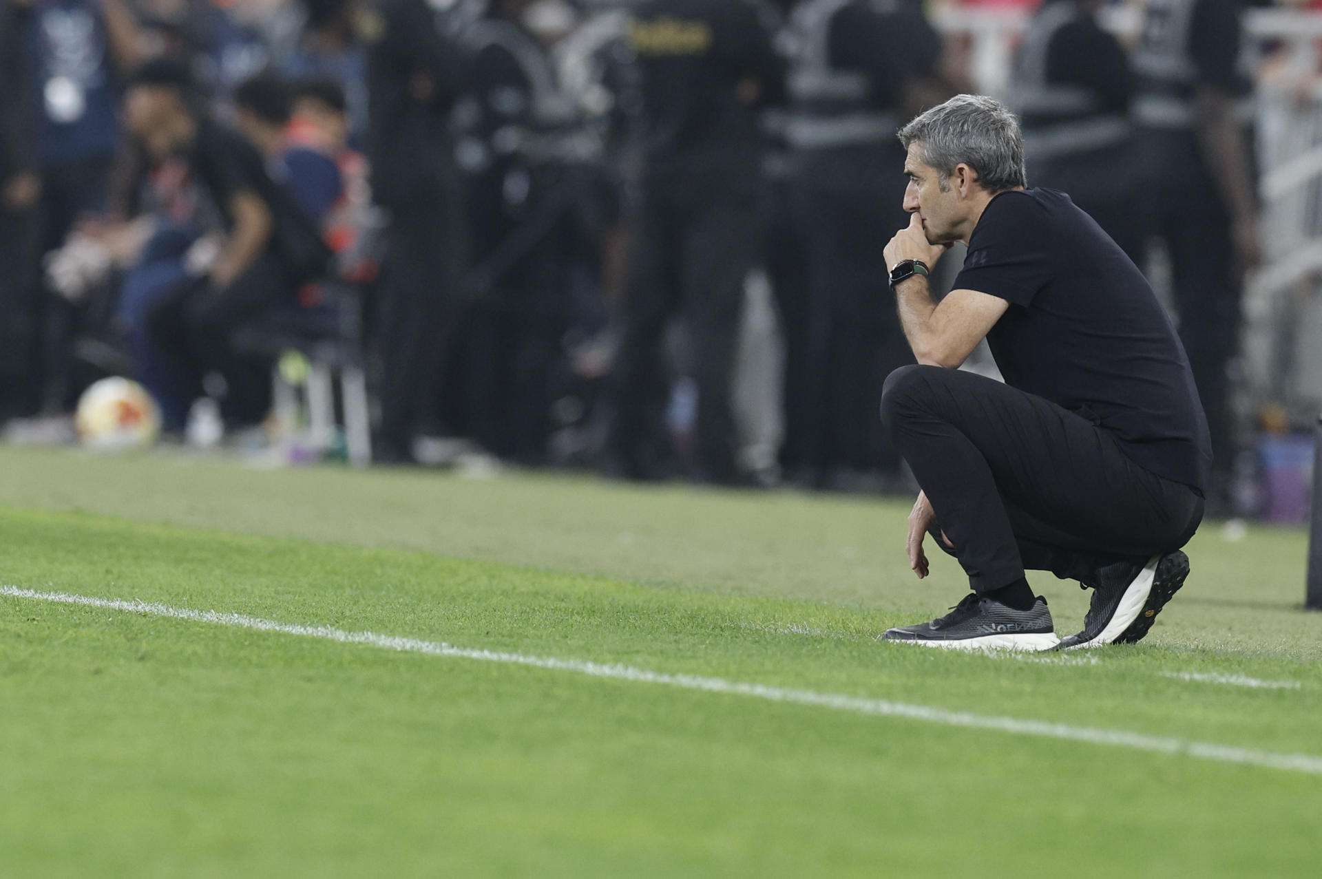 El técnico del Athletic Club, Ernesto Valverde, durante el partido de la Supercopa de España que disputan el FC Barcelona y el Athletic Club, este miércoles en el estadio Alinma Bank Stadium at King Abdullah Sport, en Yeda. EFE/ Kai Forsterling