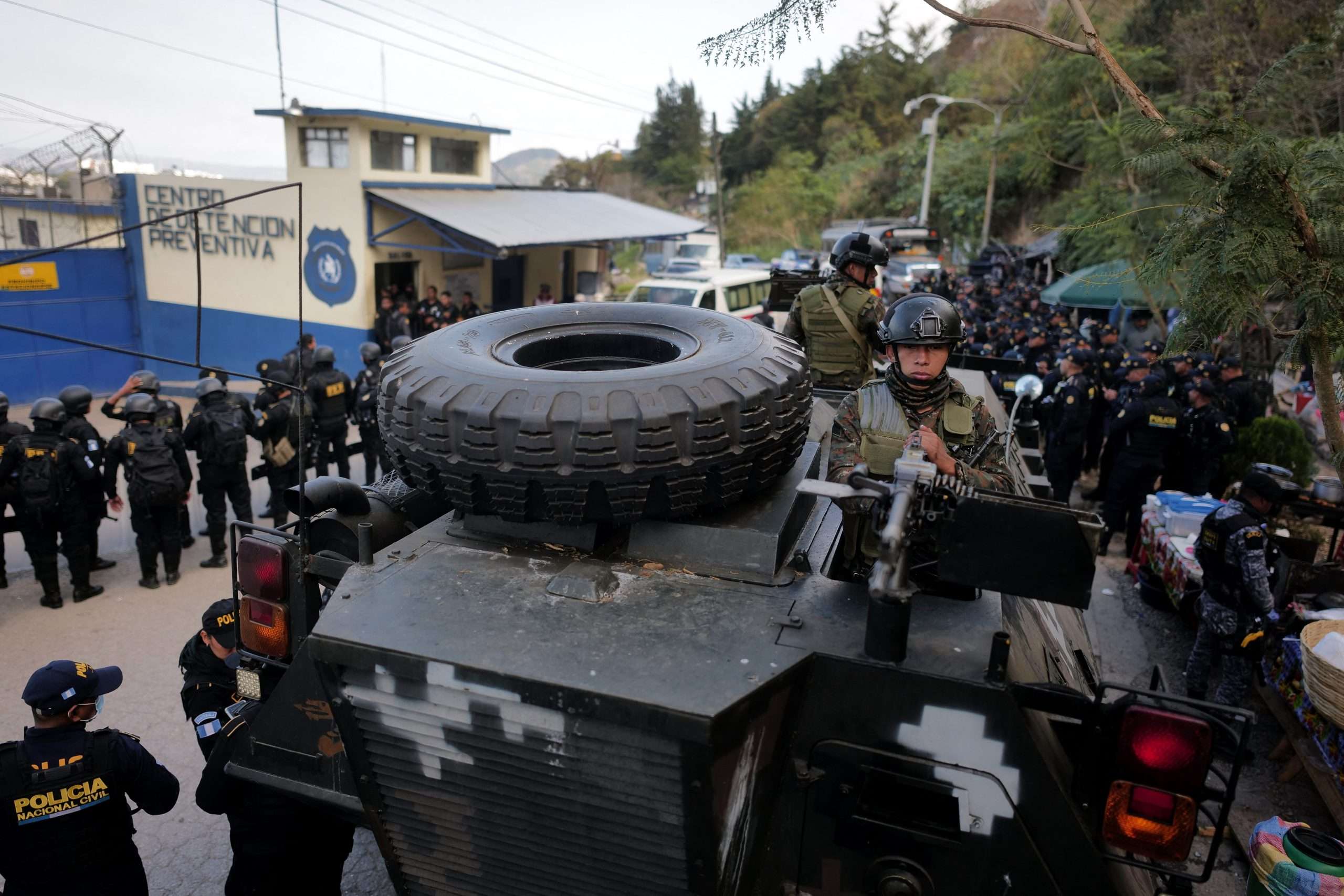 Estado de sitio entra en vigencia como respuesta a escalada de violencia