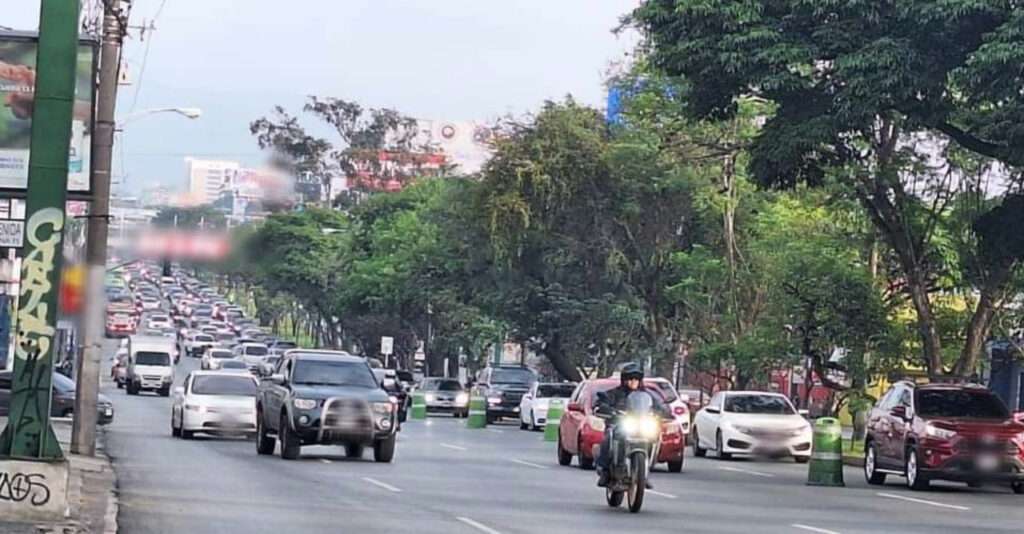 Entre operativos y regreso a clases: así se complica la calzada Roosevelt