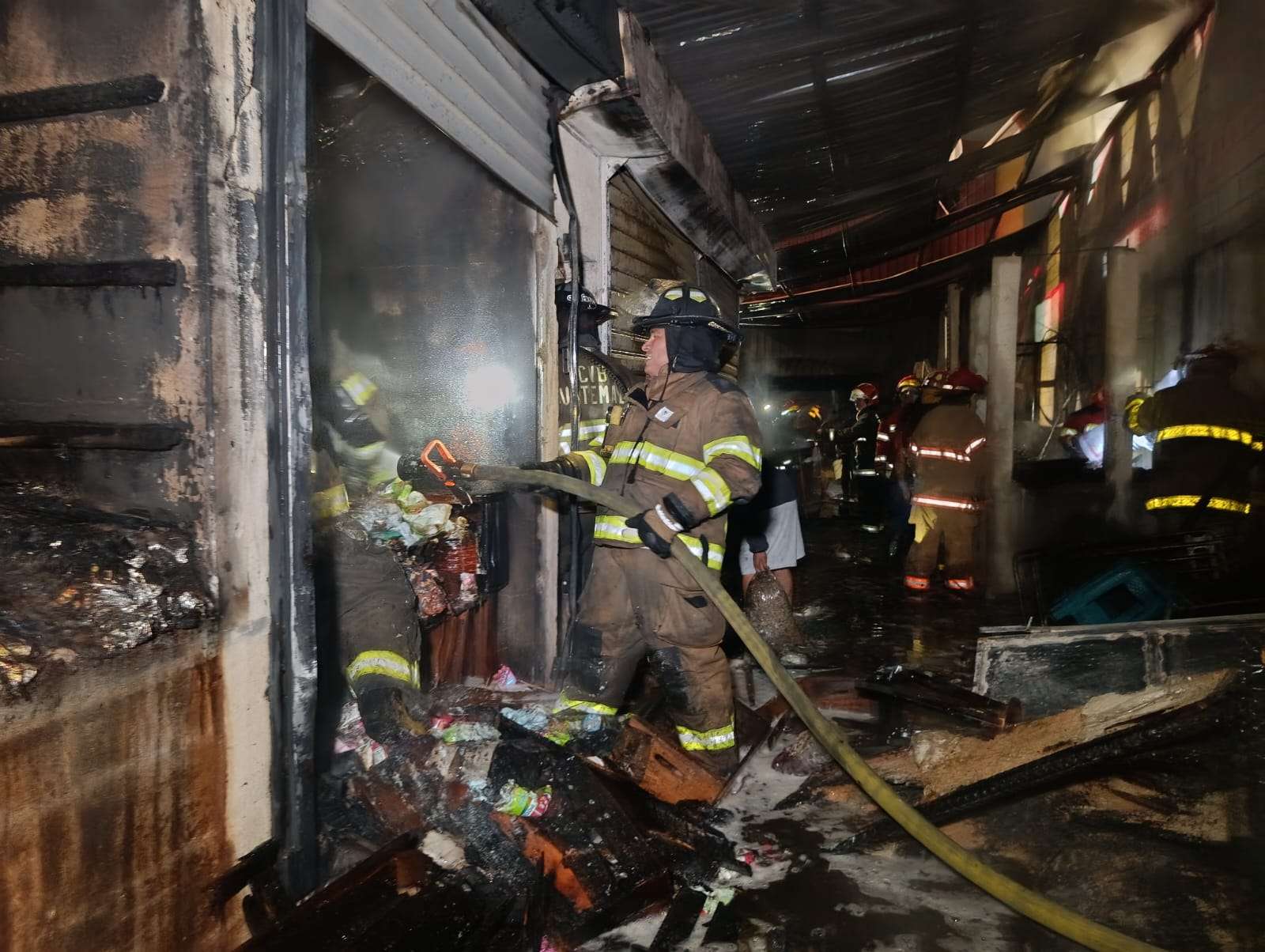 Fuego irrumpe en el inicio de 2026: incendio daña mercado en Mixco