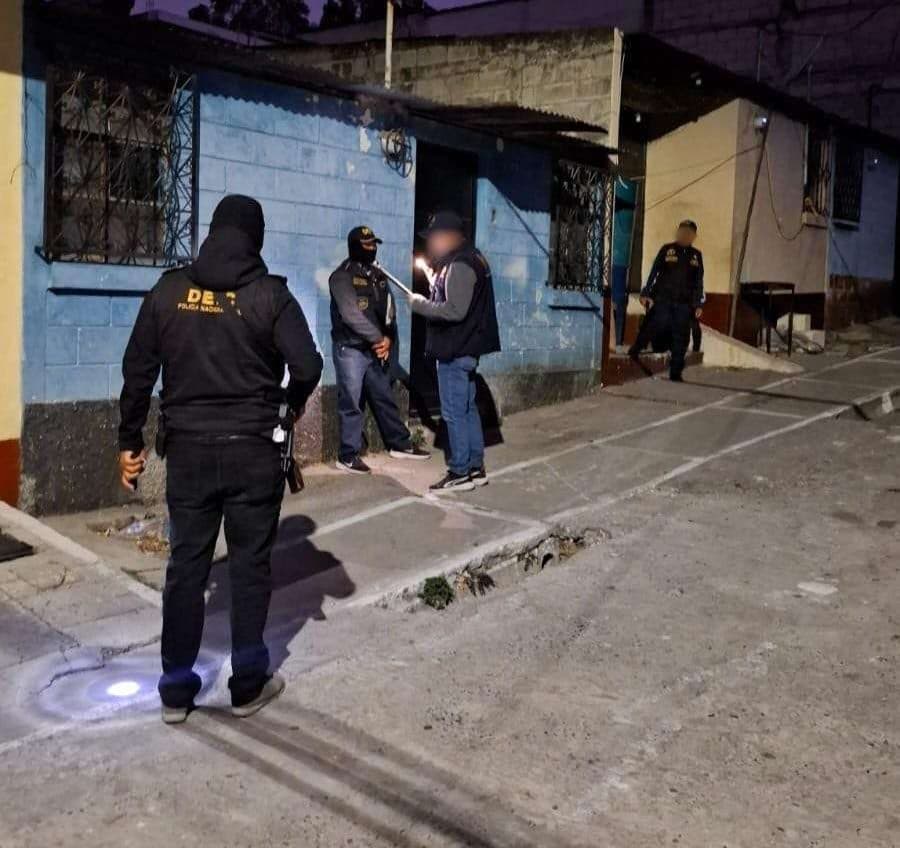 Autoridades investigan ataques armados contra agentes de la PNC con allanamientos en Villa Nueva