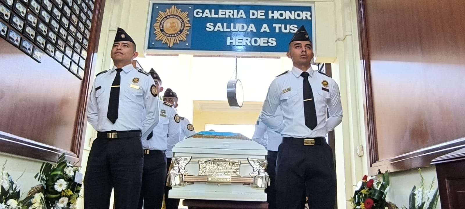 Rinden honras fúnebres al décimo policía fallecido tras ataques armados