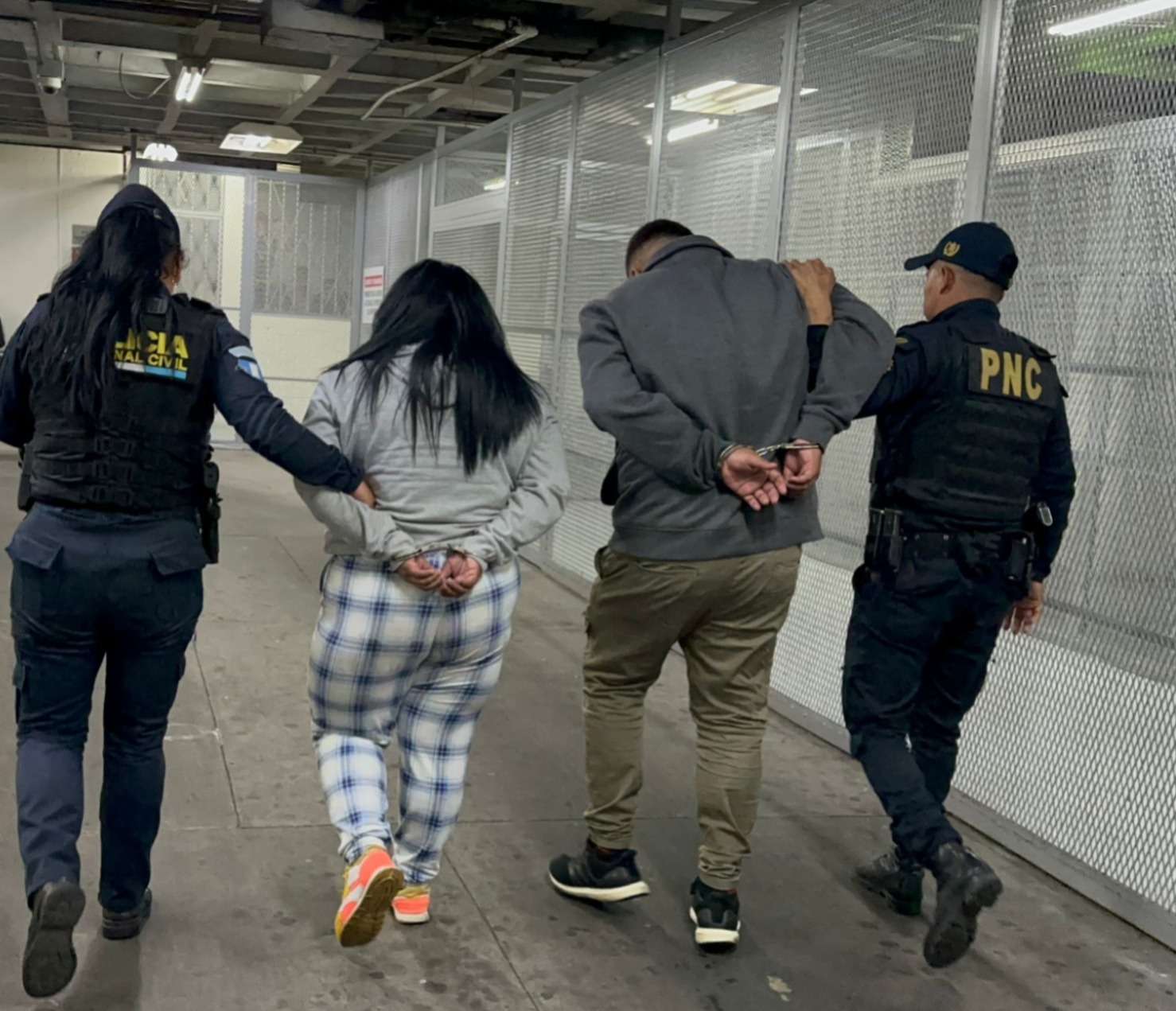 Armados y operando como taxi pirata, asaltaban a sus pasajeros