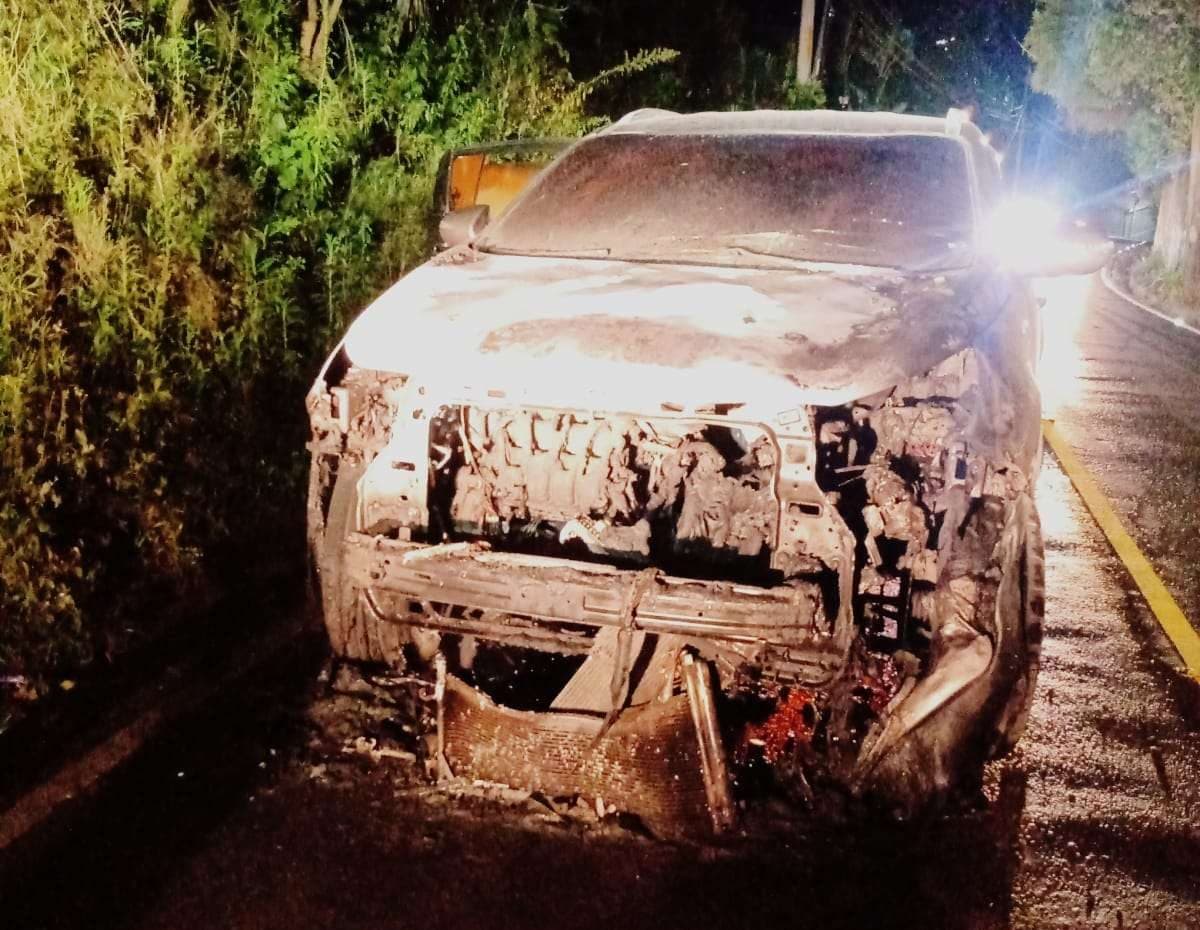 Un vehículo particular se incendió este jueves en el kilómetro 24 de carretera a El Salvador, en el tramo que conduce hacia el sector de Colmenas, lo que generó la movilización de cuerpos de socorro y complicaciones momentáneas en la circulación vehicular.