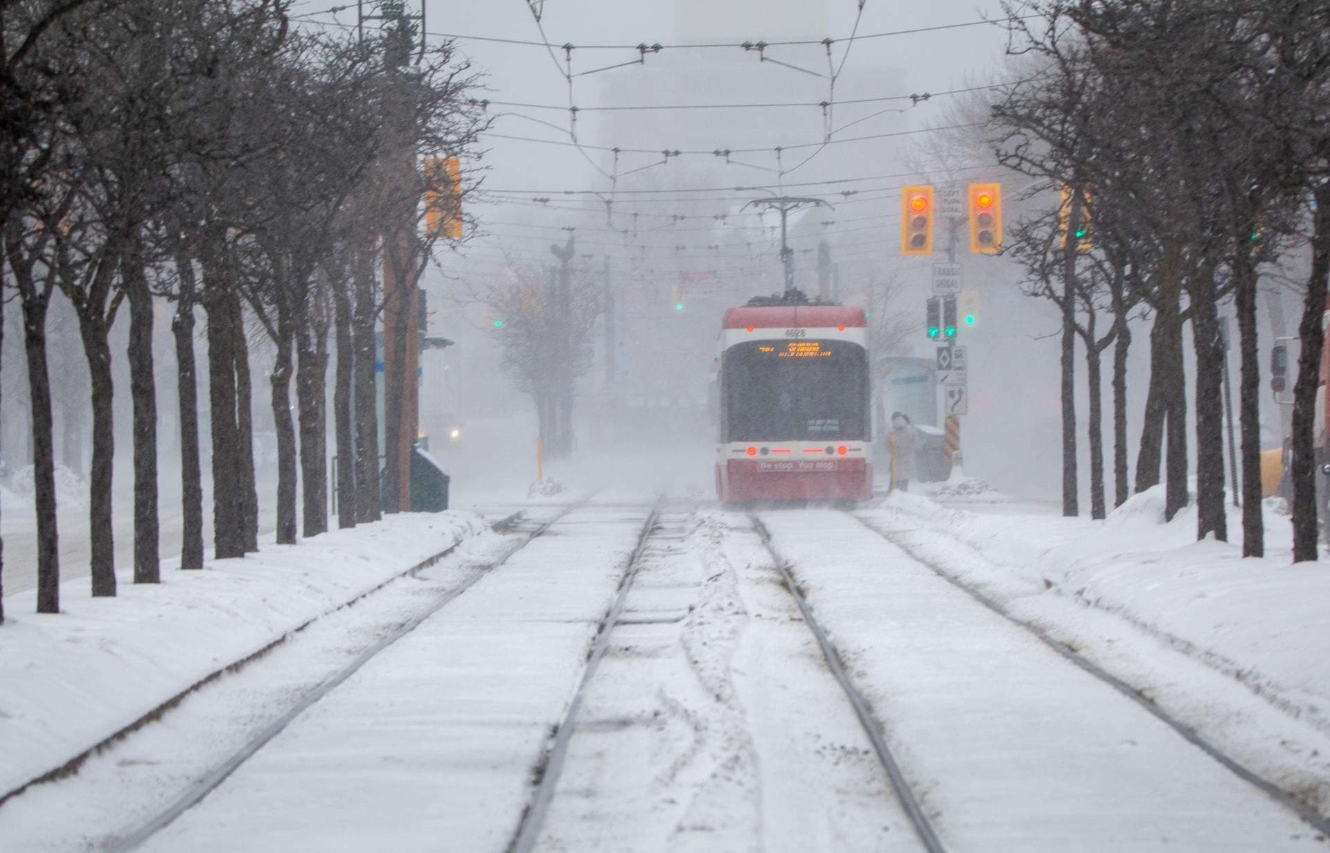 Fotografía que muestra un tranvía durante una nevada este domingo, en Toronto (Canadá). EFE/ Julio César Rivas