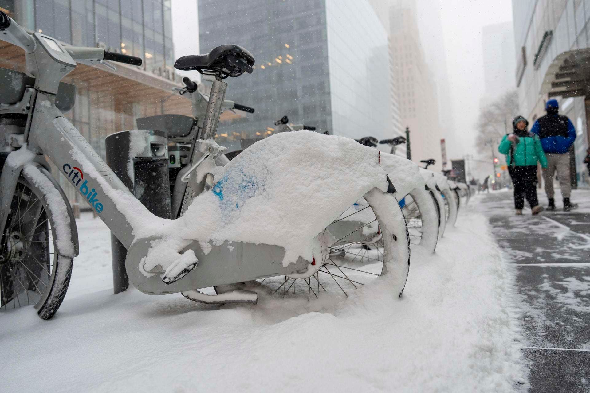 Personas caminan durante una nevada este domingo, en Nueva York (Estados Unidos). EFE/ Ángel Colmenares