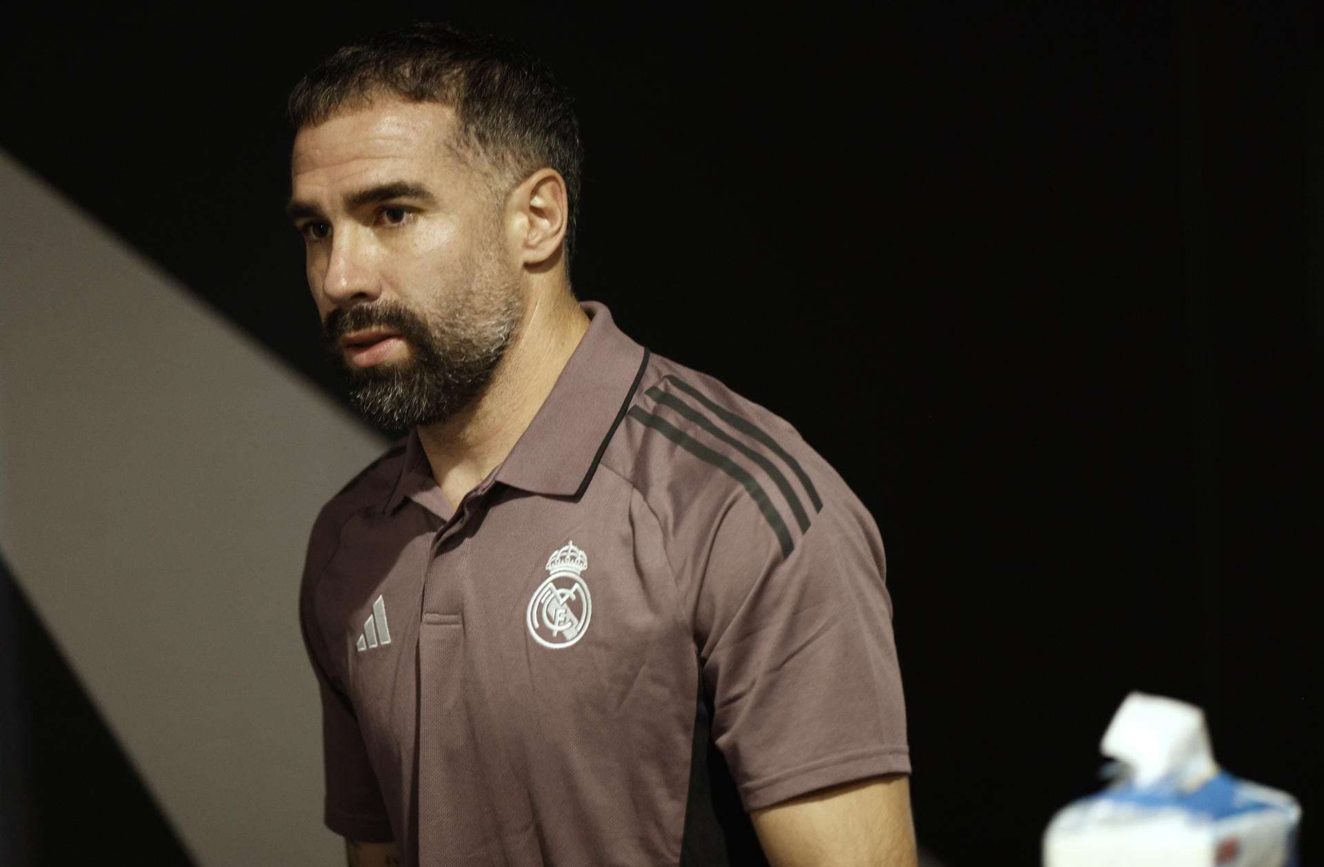 El lateral del Real Madrid Dani Carvajal ofrece una rueda de prensa este sábado en Yeda, Arabia Saudí, un día antes de la final de la Supercopa de España entre el FC Barcelona y el Real Madrid. EFE/ Kai Försterling