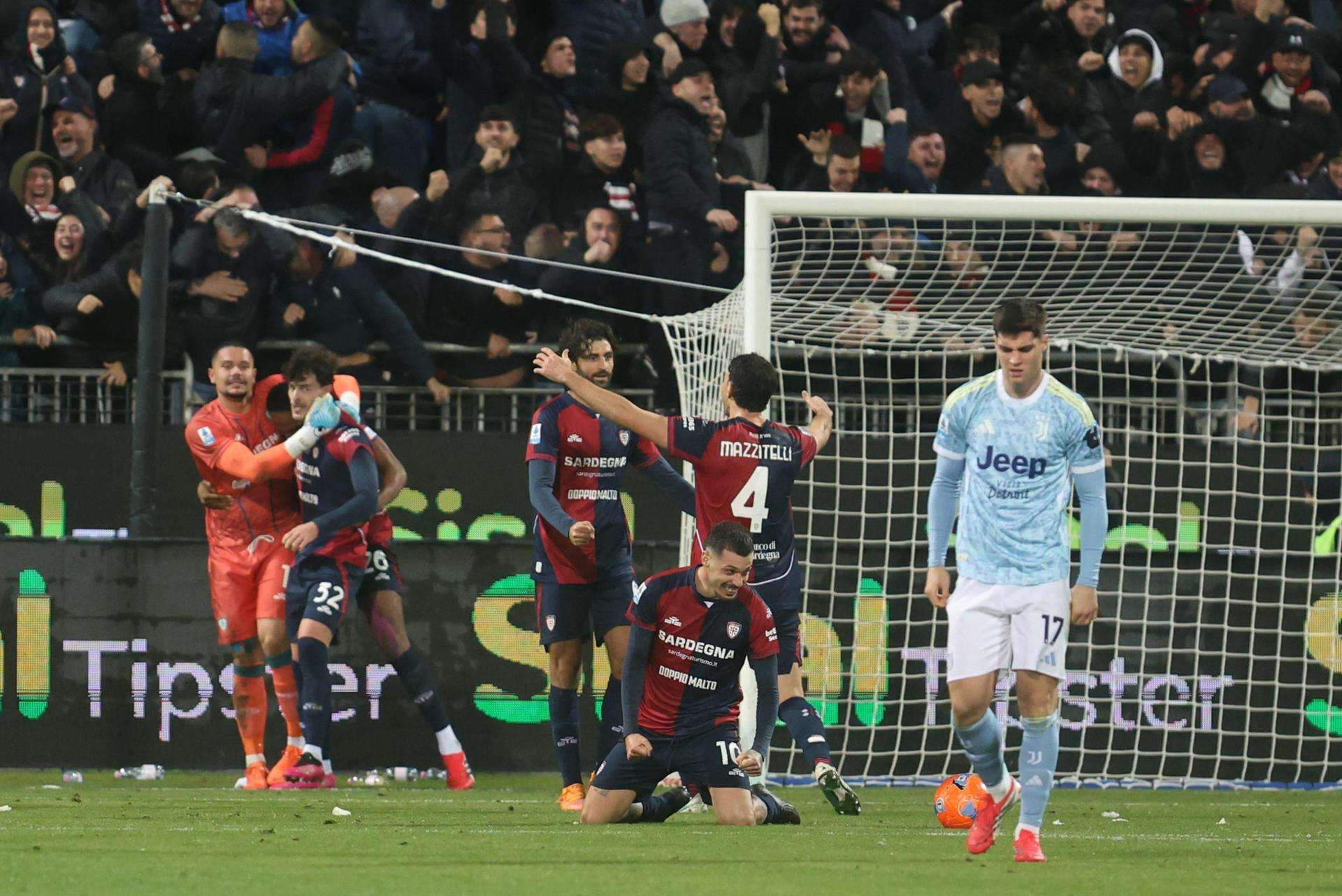 Los jugadores del Cagliari celebra el gol de la victoria durante el partido de la Serie A que han jugado Cagliari Calcio y Juventus FC en Cagliari, Italia. EFE/EPA/FABIO MURRU