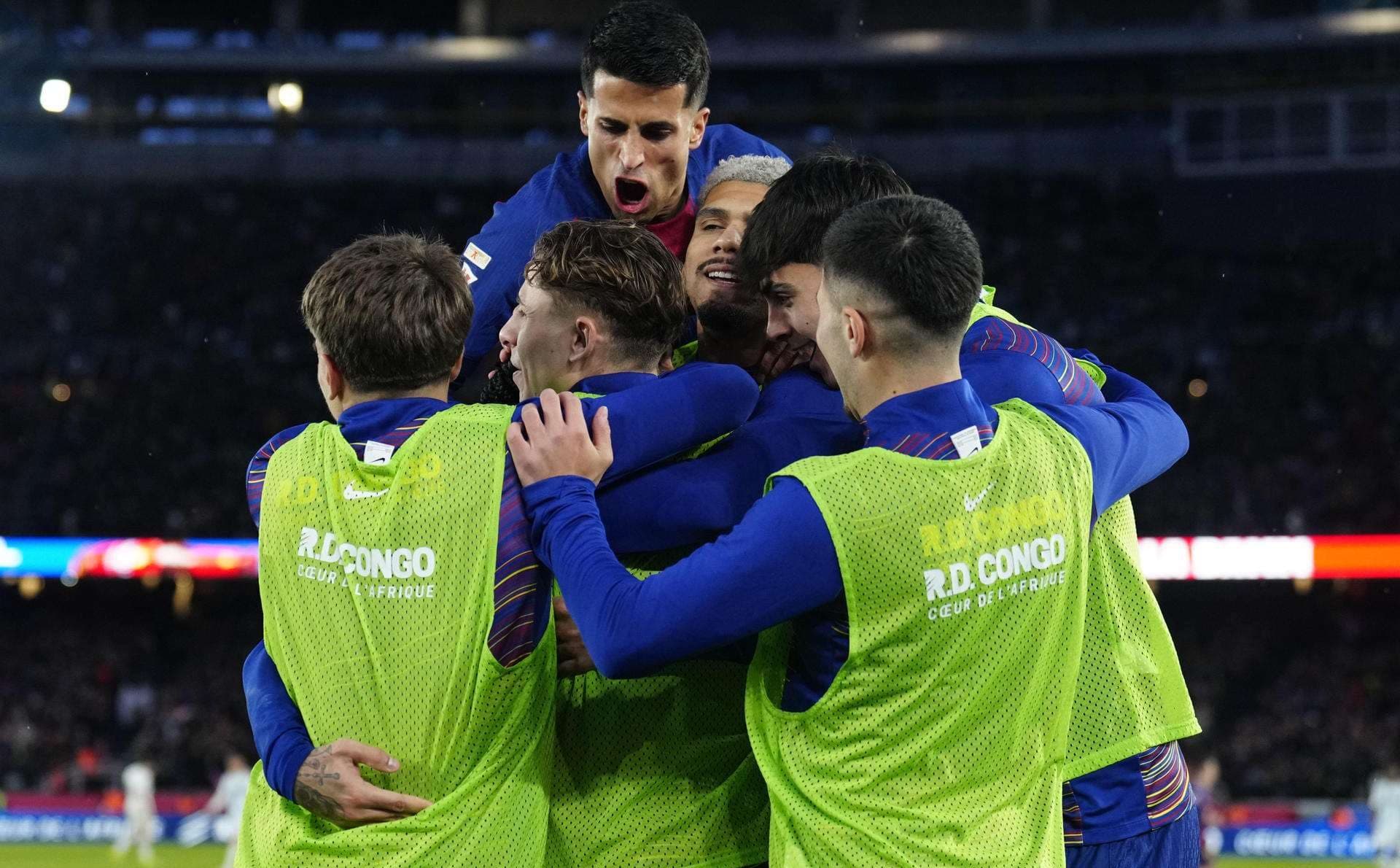 Jugadores del FC Barcelona celebran el gol de su compañero Raphinha ante el Real Oviedo, segundo para el conjunto azulgrana, durante el partido de LaLiga disputado entre el FC Barcelona y el Real Oviedo este domingo en el Camp Nou en Barcelona. EFE/Alejandro García