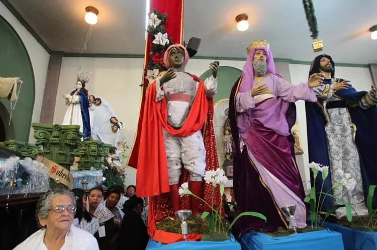 Fieles participan en el tradicional Rezado de los Reyes como expresión de fe y herencia cultural