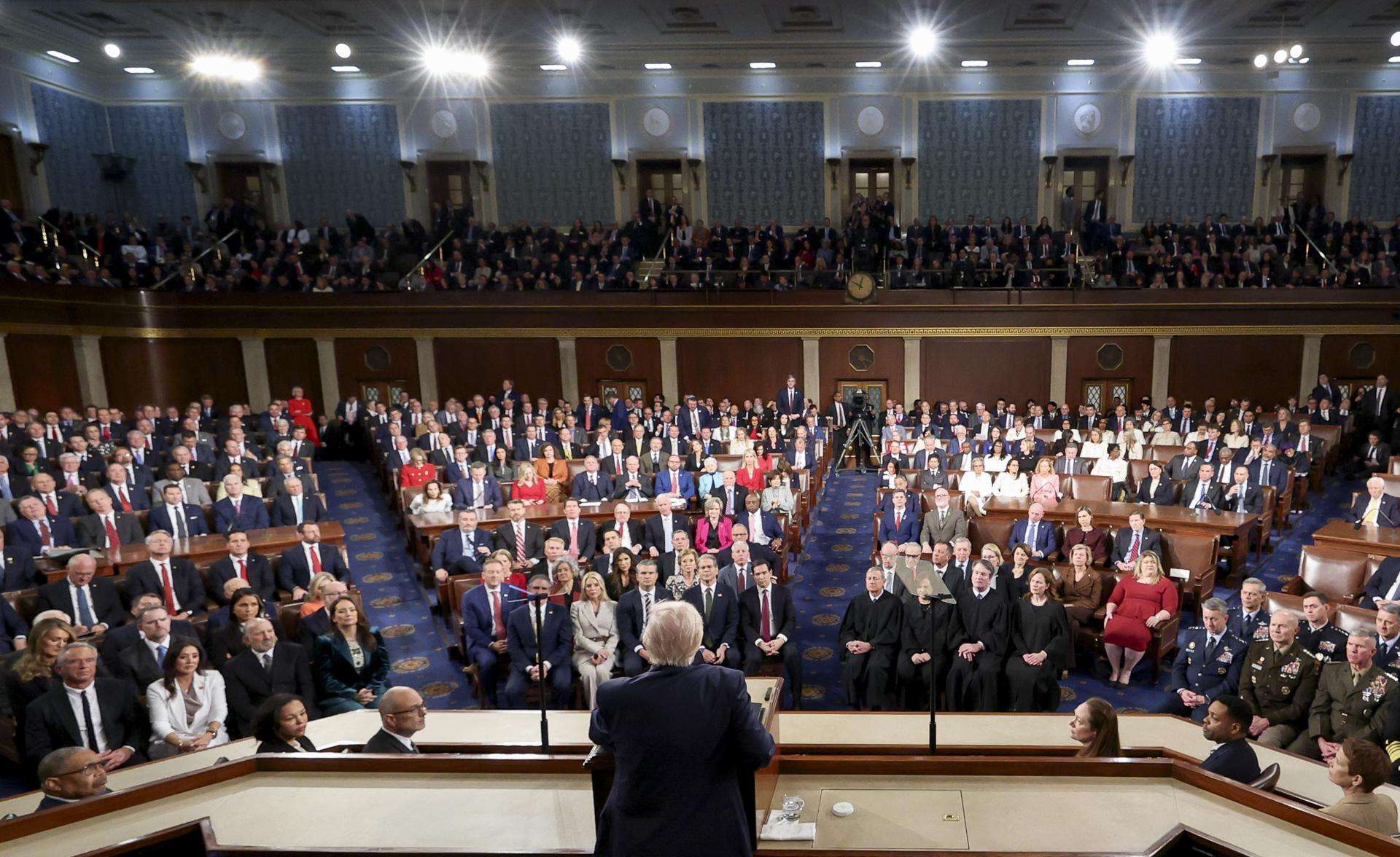 El presidente de Estados Unidos, Donald Trump, pronuncia el discurso sobre el Estado de la Unión en la Cámara de Representantes del Capitolio de Estados Unidos en Washington. EFE/EPA/JESSICA KOSCIELNIAK / POOL