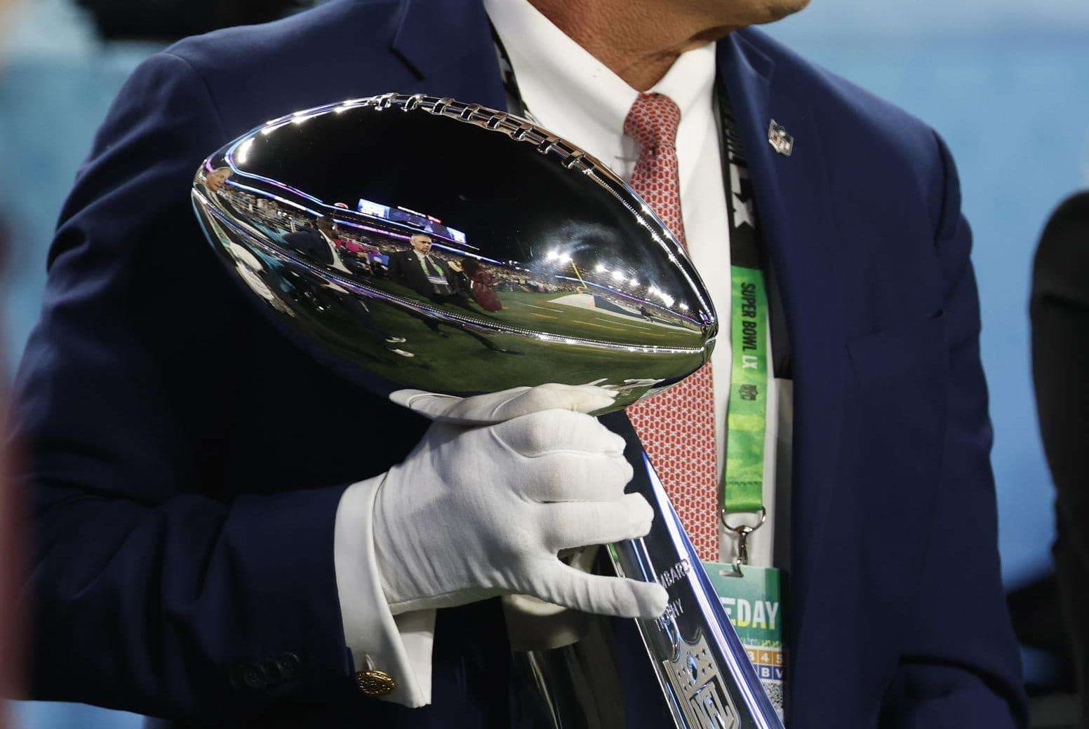El Trofeo Vince Lombardi es exhibido este domingo antes de ser entregado por segunda vez en su historia a los Seattle Seahawks tras vencer a los New England Patriots en el Levi's Stadium de Santa Clara (California). EFE/EPA/JOHN G. MABANGLO