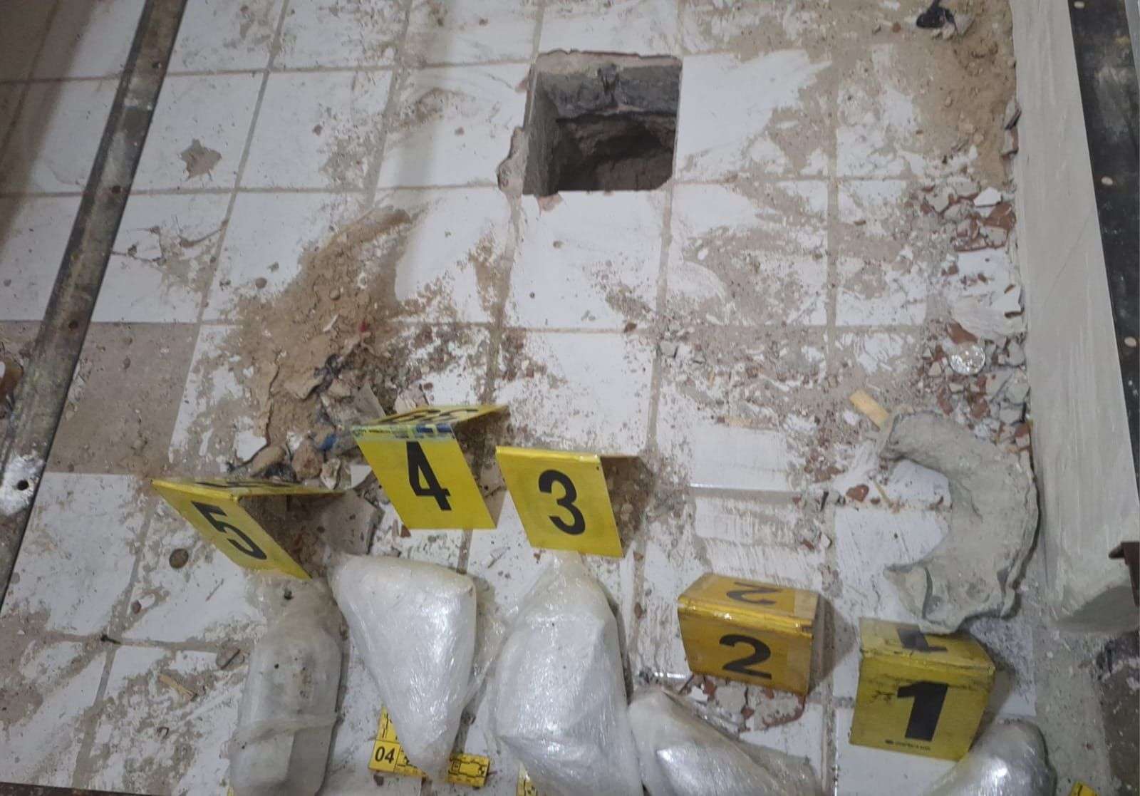 REQUISA EN CHIMALTENANGO | No era solo un agujero en el piso, descubren escondite con armas y municiones