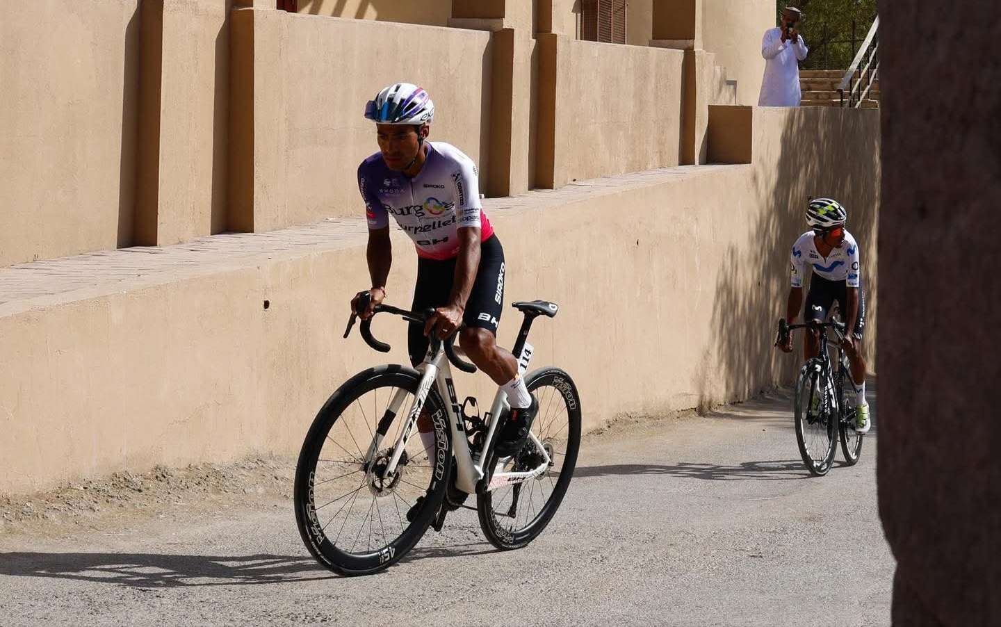 Sergio Chumil resiste en Omán y entra junto con el ganador