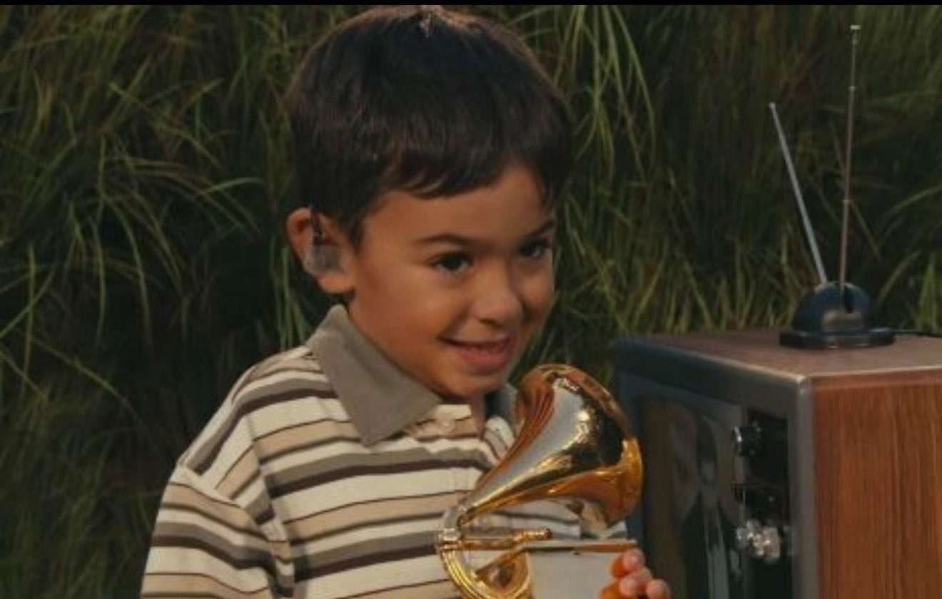 ¿Quién es el niño del Grammy en el Super Bowl? Gesto de Bad Bunny abre debate global