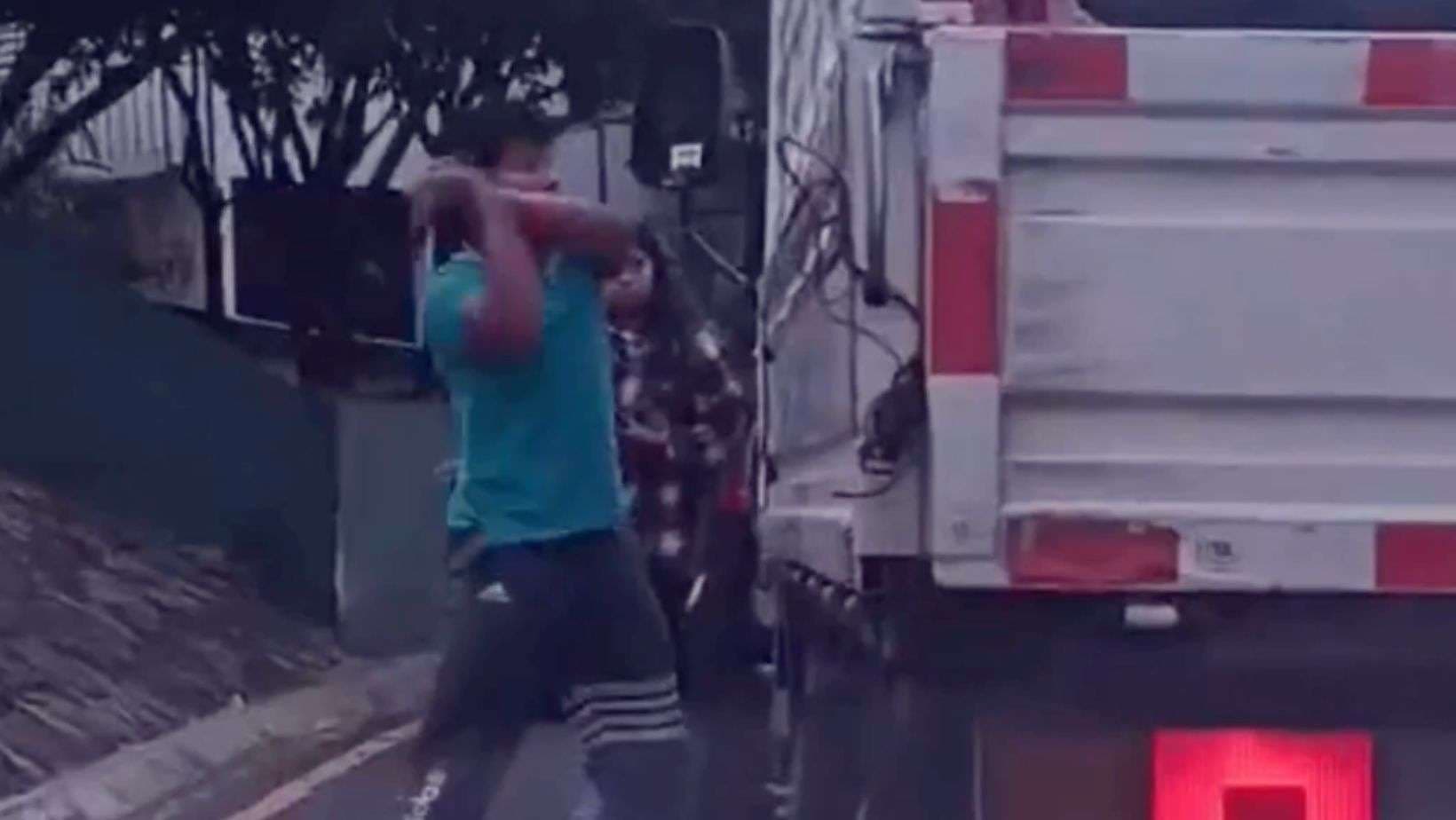 EN VIDEO | Golpes, amenazas y fuga: así terminó la riña entre un pasajero y un piloto de camión