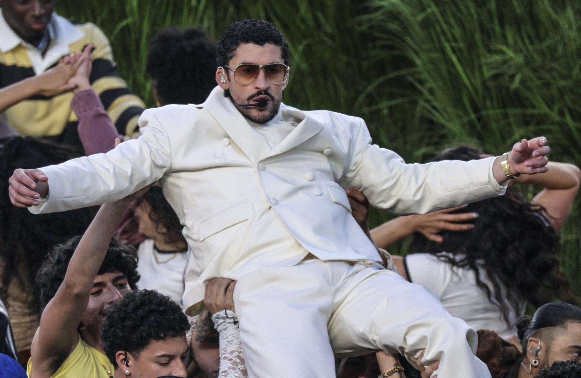 Bad Bunny (c) se presenta durante el espectáculo de medio tiempo del Super Bowl LX de Apple Music en el Levi's Stadium en Santa Clara, California. EFE/EPA/CHRIS TORRES