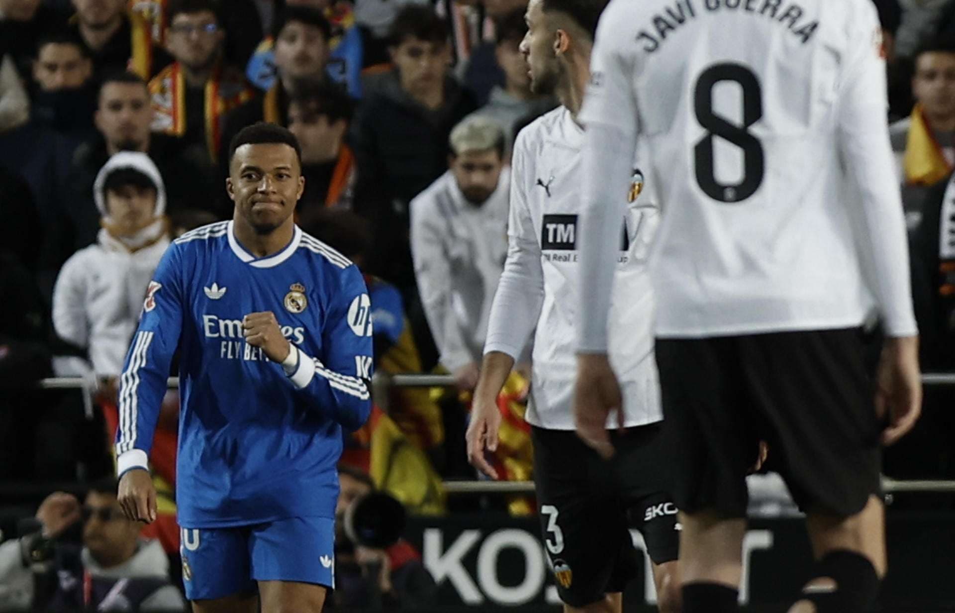 El delantero del Real Madrid Kylian Mbappé (i) celebra el gol marcado ante el Valencia, segundo para el conjunto blanco, durante el partido de LaLiga de fútbol que Valencia CF y Real Madrid disputaron en el estadio de Mestalla. EFE/Biel Aliño