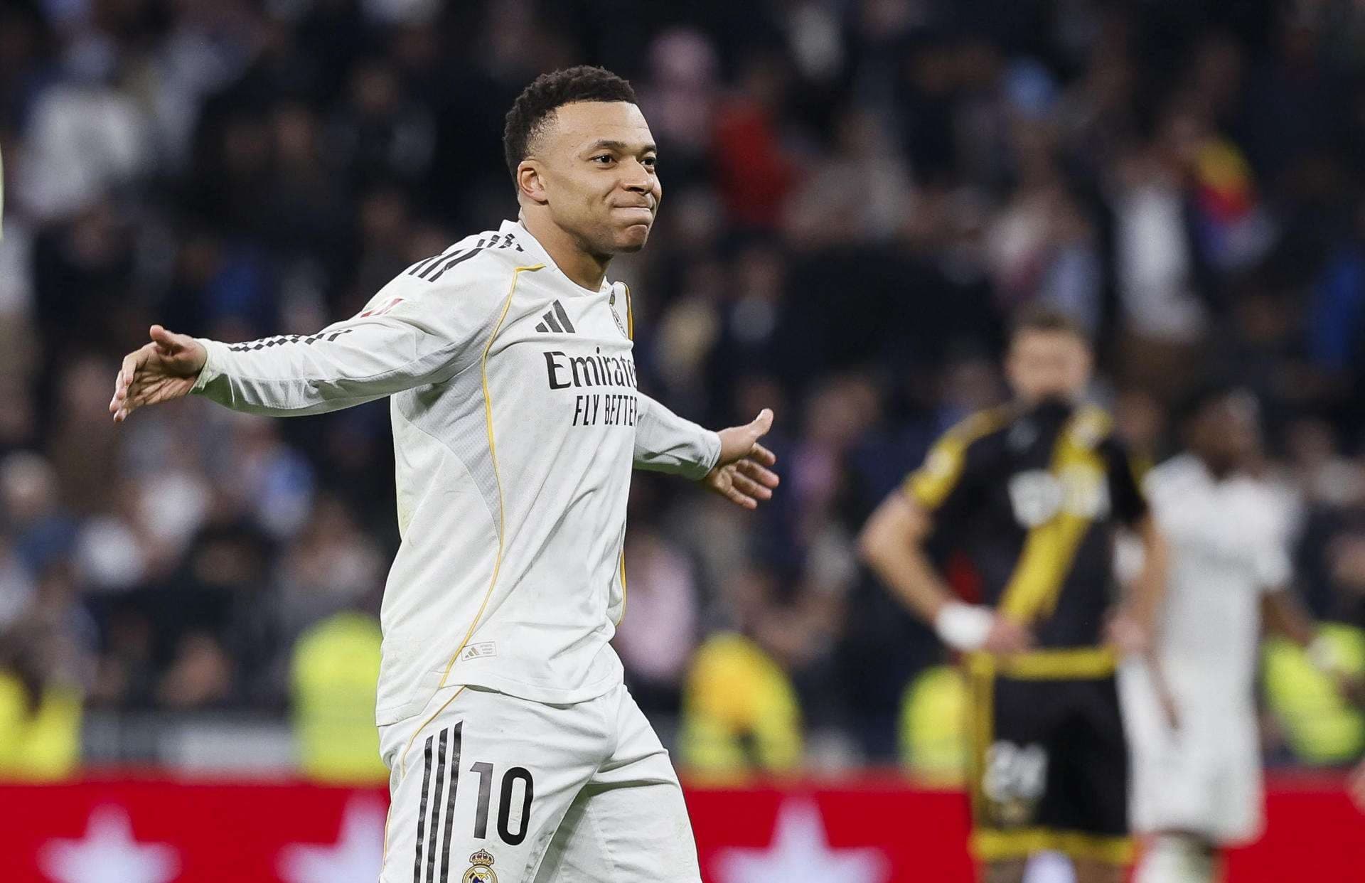El delantero del Real Madrid Kylian Mbappé celebra tras marcar el 2-1 durante el partido de LaLiga que enfrentó al Real Madrid y al Rayo Vallecano, este domingo, en el Santiago Bernabéu. EFE/ Ballesteros