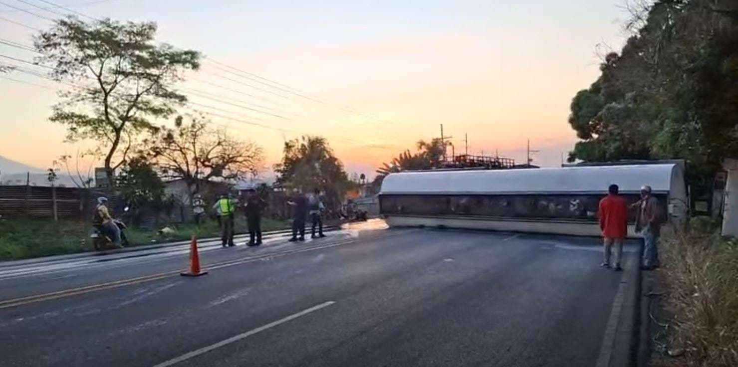 Bomberos evitan catástrofe: Vuelco de cisterna en carretera al Pacífico bloquea carriles
